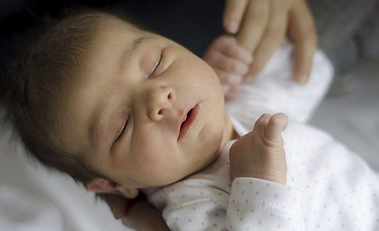 பிறந்த குழந்தையை 7,000 பவுண்டுக்கு இணையத்தில் விற்ற பெற்றோர்!