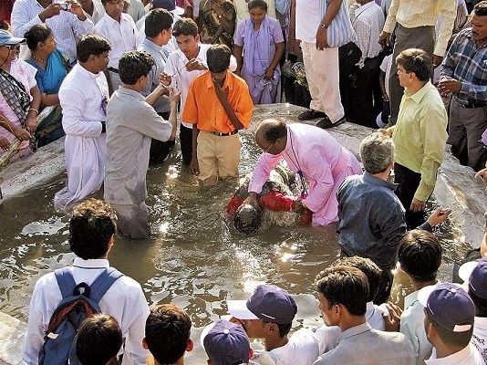 மாட்டிறைச்சியை சமைக்கச் சொல்லி வற்புறுத்திய பாதிரியார்!!!