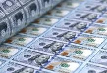 கொரோனா: பயன்படுத்தப்பட்ட ‘பி.பி.இ. கிட்’டை தெருவுக்கு இழுத்து வந்த நாய்!!