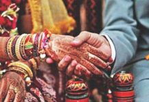 திருமணம் ஆன ஒரு நாள் கழித்து மனைவியை வேறொரு நபருக்கு விற்ற கணவன்! எவ்வளவுக்கு தெரியுமா? பகீர் பின்னணி!