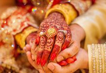 மனைவியின் பேச்சைக்கேட்டு செல்போனை எடுக்க சென்ற கணவன்; கதவை அடைத்து மனைவி எடுத்த முடிவு..!