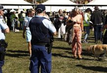 முழு உடல் சோதனை… பெண்ணிடம் டம்போனை அகற்றச் சொன்ன பொலிசார்: கொந்தளிப்பை ஏற்படுத்திய விவகாரம்!!