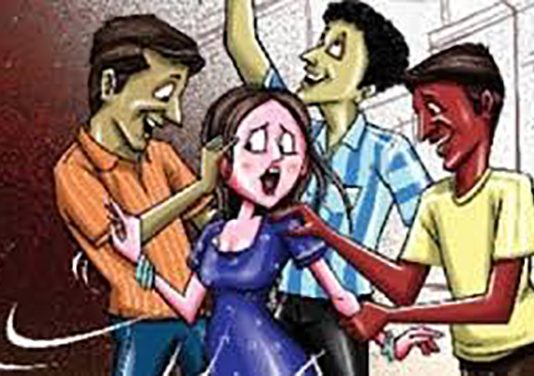 ஹோட்டலில் பயங்கரம்…16 வயது சிறுமி சீரழித்த 30 பேர் கொண்ட கும்பல்! நாட்டையே உலுக்கி வரும் சம்பவம்!!