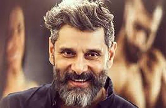 புதிய கெட்டப்பில் சியான் விக்ரம்..! ரசிகர்களை கவர்ந்த தோற்றம்..!