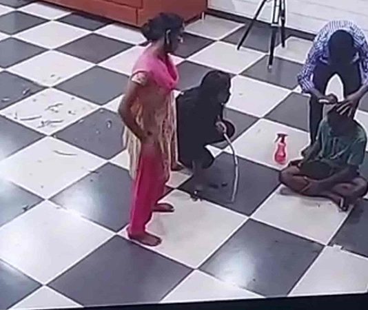 வீட்டு வேலைக்கு வர மறுத்ததால் ஆத்திரம் : இளைஞனுக்கு வலுக்கட்டாயமாக மொட்டை போட்ட பிக்பாஸ் பிரபலத்தின் மனைவி!!