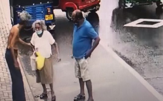 வயோதிப பெண்ணுக்கு நடந்த கொடுமை! சி சி டிவியில் சிக்கிய மனிதாபிமானமற்ற செயல்…. அதிர்ச்சியில் இலங்கையர்கள்..!