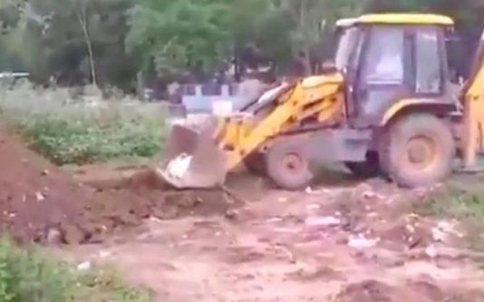 ஒற்றை ஆளாக தாய்க்கு இறுதிச்சடங்கு செய்த கொரோனாவால் பாதிக்கப்பட்ட மகன்! நெஞ்சை உருக்கும் சம்பவம்..!!
