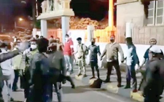 அனுமன் கோயிலுக்கு பாதுகாப்பாக நின்ற இஸ்லாமியர்கள்- பெங்களூரு கலவரத்தில் நெகிழ்ச்சி சம்பவம்!!