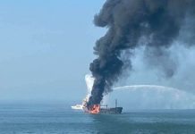 கப்பலுடன் மோதி பயங்கர விபத்து.. தீப்பிடித்து எரிந்த எண்ணெய் டேங்கர்! ஊழியர்கள் பரிதாப பலி..!