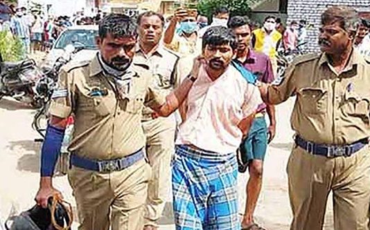 அறிவுரை கூறியதால் அத்தையை வெட்டிக் கொன்றேன்: மருமகனின் திடுக்கிடும் வாக்குமூலம்!!