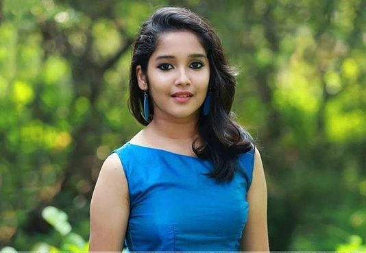 “அச்சச்சோ ஒரு கொழந்த போடுற டிரஸ்-இது ?” உச்சகட்ட கவர்ச்சி உடையில் அனிகா !