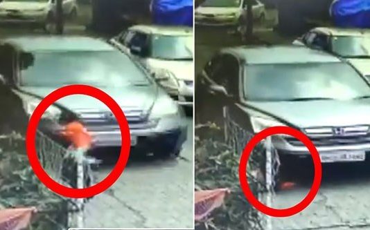 விளையாடிக் கொண்டிருந்த குழந்தை மீது ஏறிச் சென்ற கார் : நெஞ்சை பதபதைக்க வைக்கும் காட்சி!!