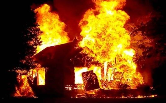 குடும்ப தகராறு காரணமாக வீடு ஒன்றுக்கு தீ வைப்பு!!