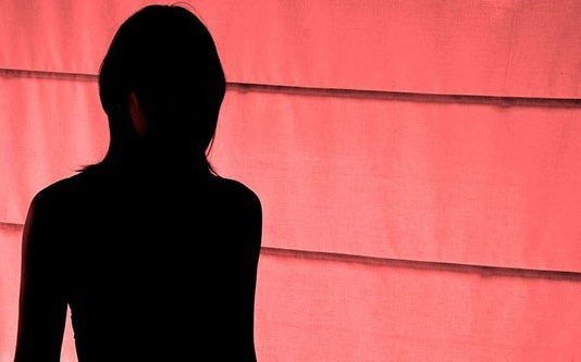 மொட்டையடித்து பெண்ணை நிர்வாண ஊர்வலம் கூட்டி வந்த கிராம மக்கள்; சம்பவத்தின் அதிர்ச்சி பின்னணி!!