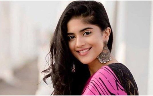 “பஞ்சு மிட்டாய் மாதிரி இருக்கீங்க” – மேகா ஆகாஷ் செம்ம Hot புகைப்படங்கள் !!