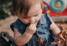 எதையோ விழுங்கிய மகன்… அருகில் சென்று அவதானித்த தாய்க்கு ஏற்பட்ட பேரதிர்ச்சி!