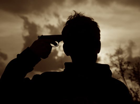 ராணுவ வீரரொருவர் தன்னை தானே சுட்டு தற்கொலை!!