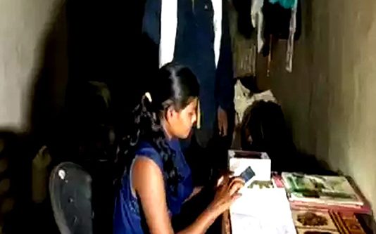 என் மகள் டாக்டரா வரணும்… 15 ஆண்டு காலம் சிறையில் சம்பாதித்த பணத்தில் ஸ்மார்ட் போன் வாங்கிய தந்தை!
