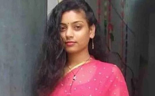 பணிமுடிந்து தாமதமாக வீட்டுக்கு வந்து தூங்கிய கணவன்! நள்ளிரவில் கழிவறைக்கு செல்ல எழுந்த போது கண்ட அதிர்ச்சி காட்சி!!