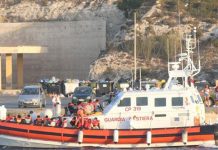 பறக்கும் ஹெலிகொப்டரில் குழந்தை பெற்றெடுத்த புலம்பெயர்ந்த பெண்!