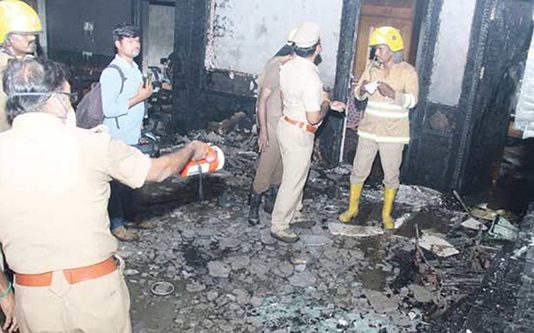 நள்ளிரவில் தீப்பற்றி எரிந்த வீடு: தூங்கிக் கொண்டிருந்த ஐந்து பேர் உடல் கருகி பலி!!