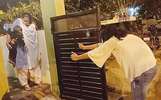 அம்மாகிட்ட போறேன்: கதறியழுத மகனை தூரத்தில் நின்ற படி பார்க்கும் மருத்துவர்!