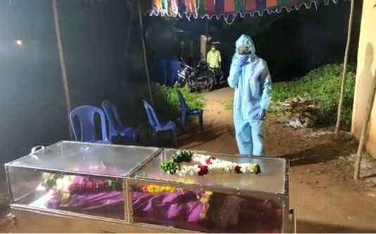 உயிரிழந்த தாயின் உடலைப் பார்க்க மன்றாடிய கொரோனா நோயாளி! அதன் பின் நடந்த நெகிழ்ச்சி சம்பவத்தின் புகைப்படங்கள்!!