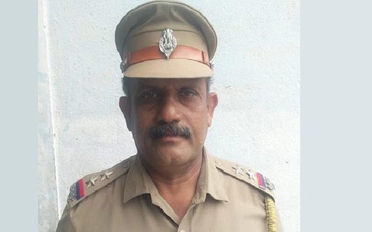 நடுரோட்டில் கிடந்த கற்கள்: துடைப்பத்தால் சுத்தம் செய்த பொலிஸ் அதிகாரி- வைரலாகும் வீடியோ!!