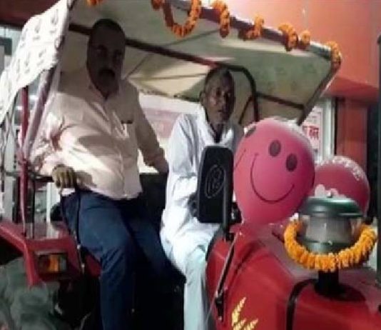 கிராமத்திற்காக தனி ஆளாக கால்வாய் வெட்டிய முதியவருக்கு கிடைத்த பரிசு!!