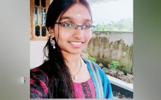 அறையில் தூ க்கில் ச டலமாக தொ ங்கிய இளம்பெண் : சுவற்றில் எழுதியிருந்த 3 வார்த்தைகள்!!