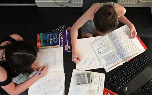 8,000 குழந்தைகள், 350 ஆசிரியர்கள்: பிரித்தானியாவின் ஒரே நகரத்தில் சிக்கல்!!