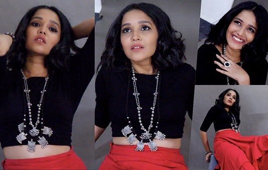 “குட்டியான T-shirt, Tight – ஆன ஜீன்ஸ் பேண்ட்” – இடுப்பு கவர்ச்சி என எல்லோரையும் மிரள வைத்த அனிகா !!