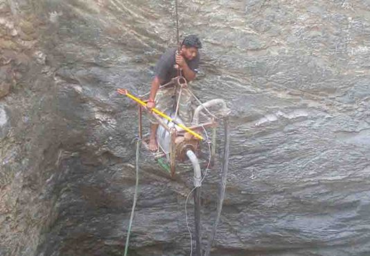 கிணற்றில் பதுங்கிய கண்ணாடி விரியன் : வலையில் சிக்க வைத்த வனத்துறை!!