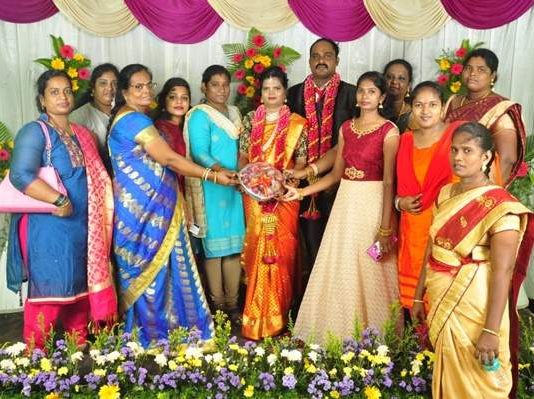 திருமண நிகழ்ச்சியில் புதுமணத் தம்பதிகளுக்கு வெங்காய பூச்செண்டு : நூதன பரிசை அளித்த தோழிகள்!!