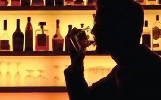 தாயின் துண்டிக்கப்பட்ட தலையுடன் தலைமறைவான கொடூர மகன்!!