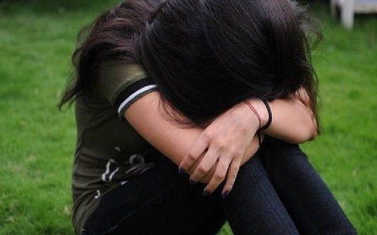 தா யை தா க் கி ய தா ல் த ந்தையை கொ ன் ற 16 வ ய து ம க ள் : ந டந்த வி பரீதம்!!