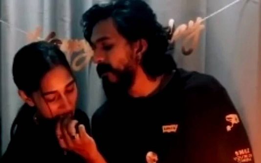 காதலியுடன் உச்சக்கட்ட கொண்டாட்டத்தில் பிக்பாஸ் முகேன்! தீயாய் பரவும் அழகிய ஜோடியின் அரிய புகைப்படம்!!