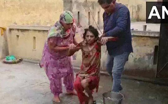 ஒரு வருடமாக கழிப்பறையில் அடைத்து வைக்கப்பட்டிருந்த பெண்! விசாரணையில் வெளிவந்த அதிர்ச்சி தகவல்கள்!!