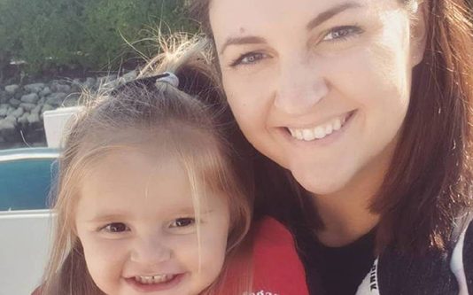 தாயின் நிர்வாண படங்களைக் கைப்பேசியில் அனைவருக்கும் பகிர்ந்த 2 வயது குறும்பு மகள்! அதன் பின் என்ன நடந்தது தெரியுமா?