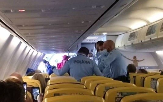 பயணியின் உடலில் இருந்து வந்த இரத்த கசிவு : பாதிவழியில் தரையிரங்கிய விமானம்!!