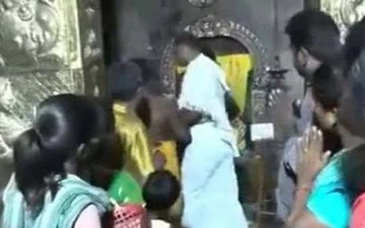 பூஜை செய்துகொண்டிருந்த பூசாரி திடீர் தாக்குதல்… நடந்தது என்ன?
