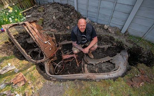 கொரோனா அச்சத்தில் வீட்டில் முடங்கிய நபர்… பின்புறம் தோண்டிய போது காத்திருந்த ஆச்சரியம்!!