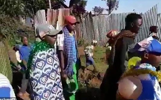 தெருவீதியில் ஊர்வலம்… நூற்றுக்கணக்கான சிறுமிகளுக்கு ஒரே நாளில் பெண் உறுப்பு சிதைப்பு: வெளிவரும் பகீர் தகவல்!!