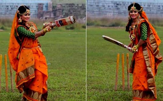 கல்யாண புடவையில் கிரிக்கெட் பேட்டுடன் இருக்கும் இளம்பெண்! யாருயாடா இந்த பொண்ணு?