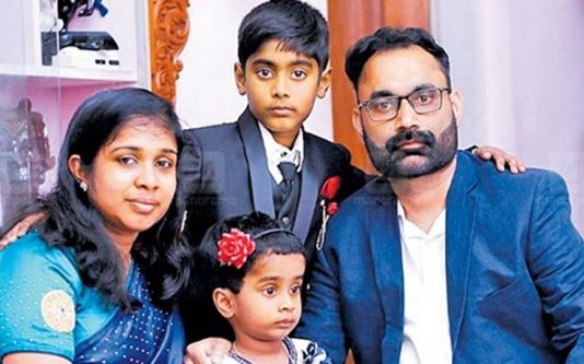 வெளிநாட்டில் இருந்து 4 வயது மகளை பார்க்க வந்த தாய்க்கு காத்திருந்த பேரதிர்ச்சி! சுக்கு நூறாய் நொறுங்கி போன பரிதாபம்!!