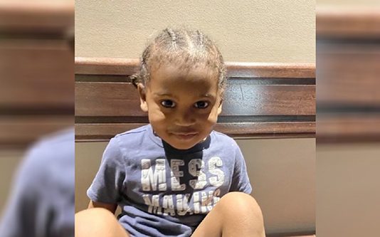 தன்னந்தனியாக சுற்றித்திரிந்த குழந்தை… பெற்றோரை தேடும் பொலிசார்!!