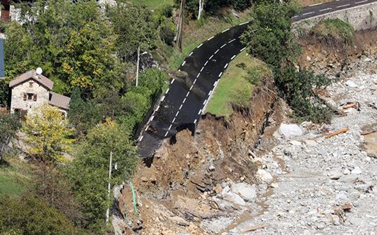 கன மழை, பெருவெள்ளத்தில் மிதக்கும் பிரான்ஸ்: 18 பேர் மாயம்!!