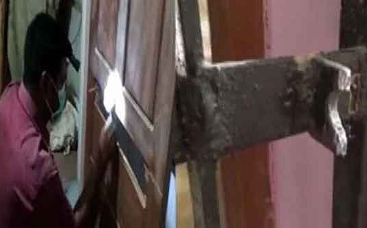 தந்தையின் இறுதிச்சடங்கை முடித்து வந்த குடும்பம்… வீட்டில் காத்திருந்த பேரதிர்ச்சி!!