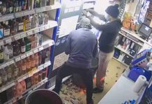 வெளிநாட்டில் தமிழர் கடைக்குள் புகுந்து கை வரிசையை காட்டிய மர்ம நபர்கள் : சிசிடிவியில் சிக்கிய காட்சி!!