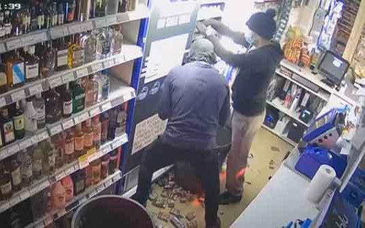 வெளிநாட்டில் தமிழர் கடைக்குள் புகுந்து கை வரிசையை காட்டிய மர்ம நபர்கள் : சிசிடிவியில் சிக்கிய காட்சி!!